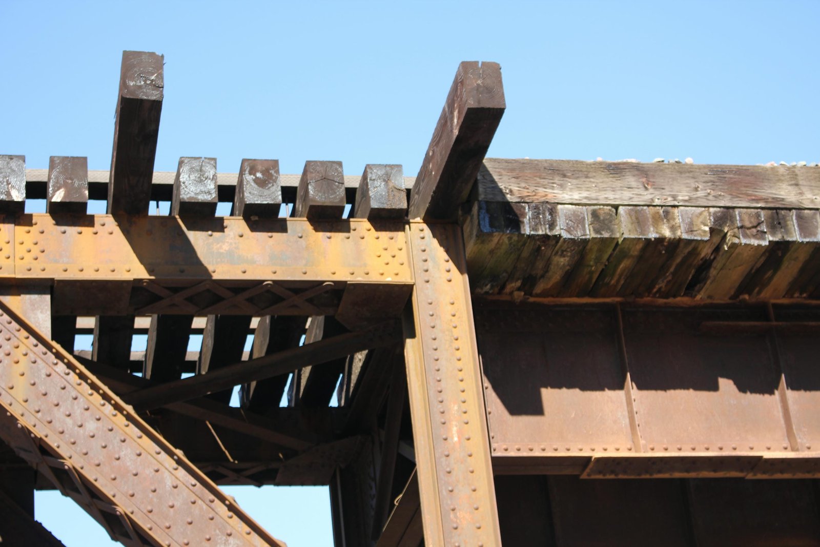Upper angle connection